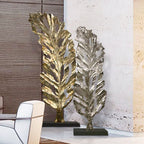 Grande sculpture en métal en forme de feuille