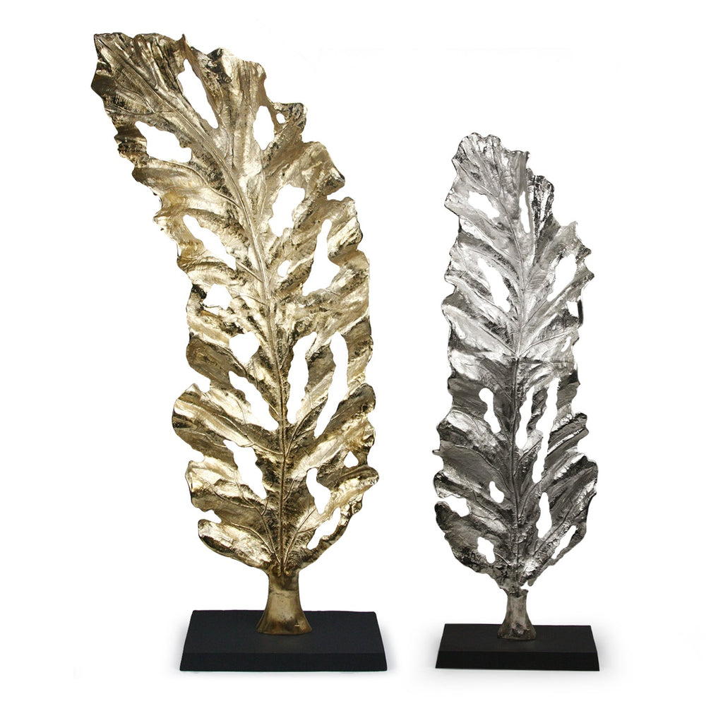 Grande sculpture en métal en forme de feuille