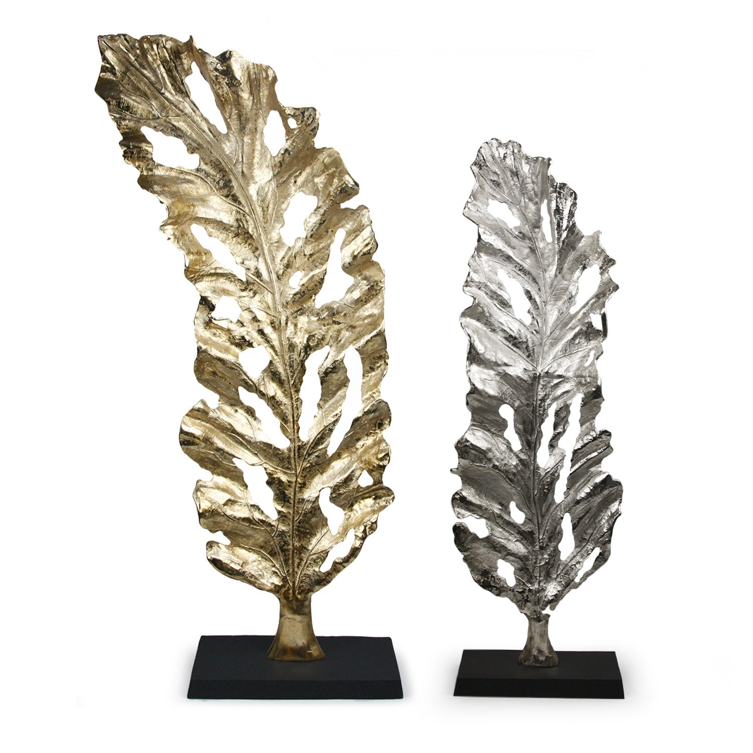 Grande sculpture en métal en forme de feuille