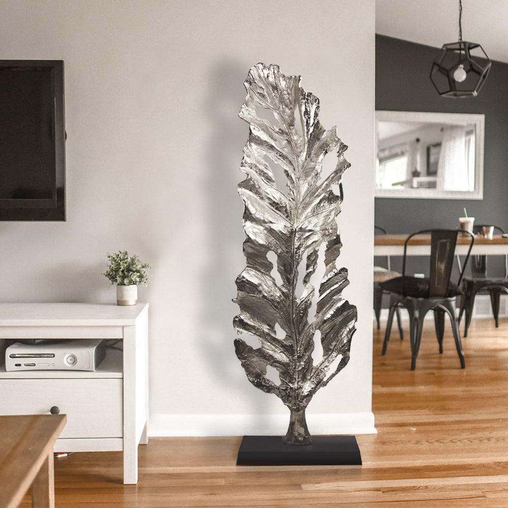 Grande sculpture en métal en forme de feuille