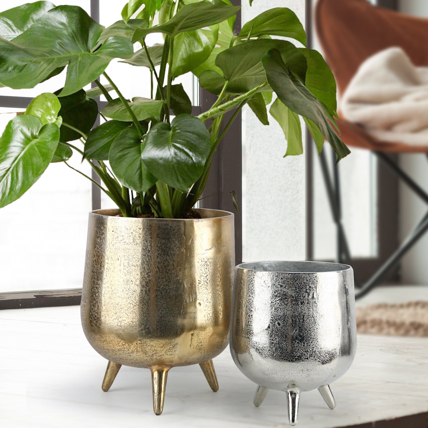 Pot rond en métal trépied