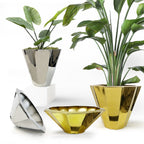 Pot de fleurs géométrique au sol