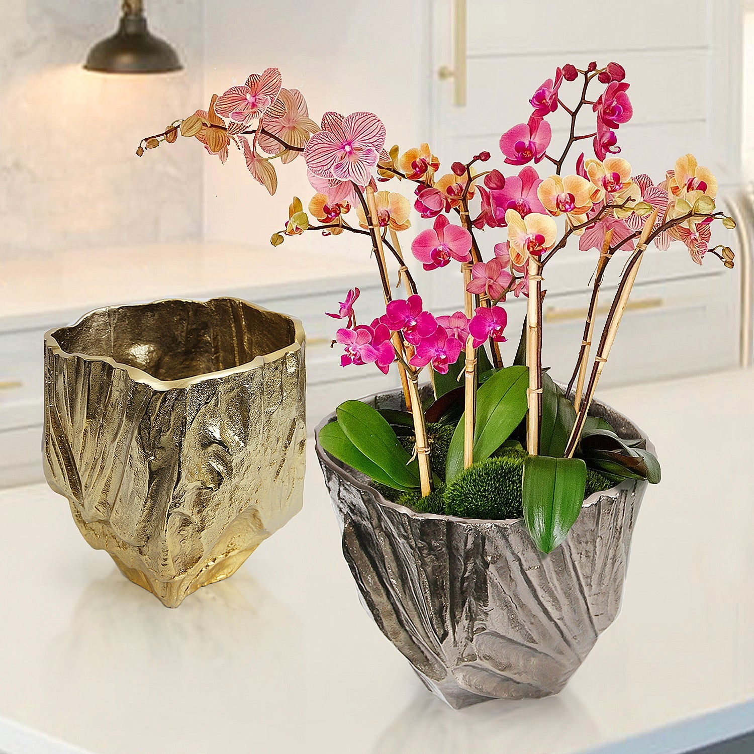 Vase en aluminium à effet doré