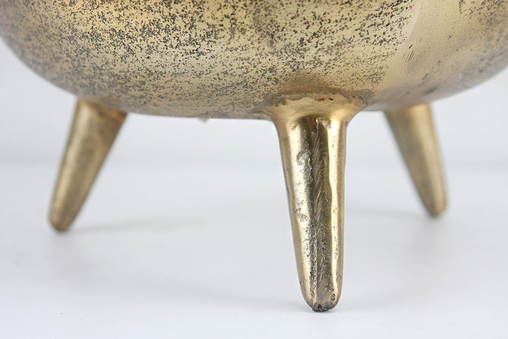 Pot rond en métal trépied