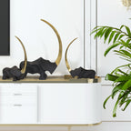 Figurine de rhinocéros en croissant