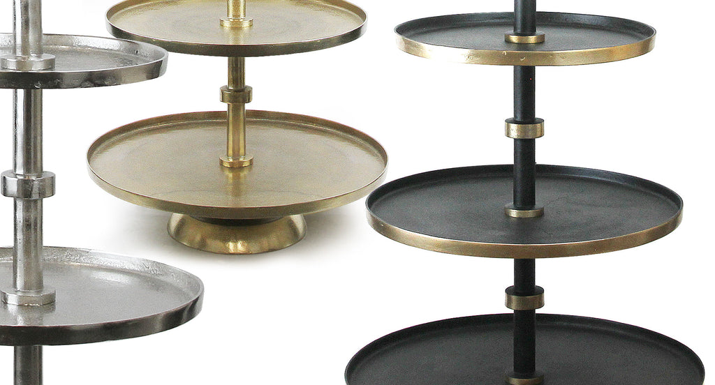 Présentoir à gâteaux sur pied imposant