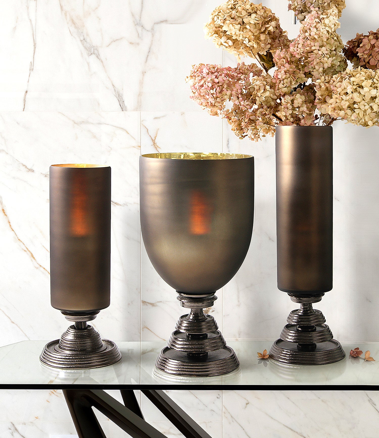 Vase ouragan en verre Borealis avec base en aluminium