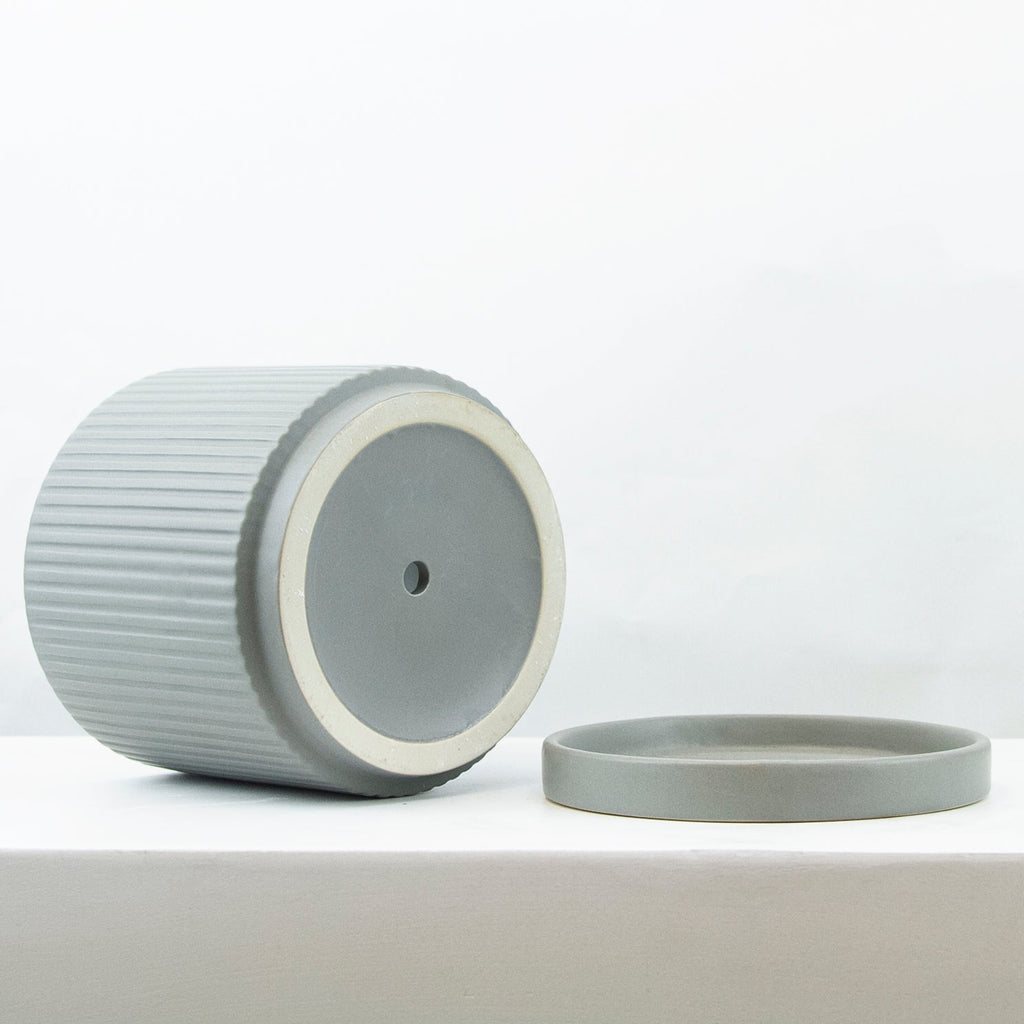 Pot en céramique cannelée avec soucoupe