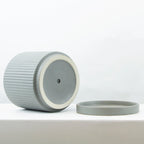 Pot en céramique cannelée avec soucoupe