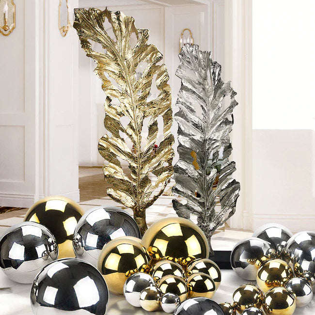 Grande sculpture en métal en forme de feuille