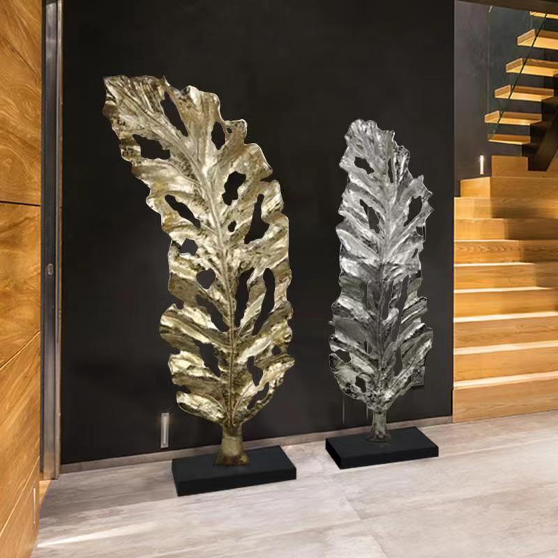 Grande sculpture en métal en forme de feuille