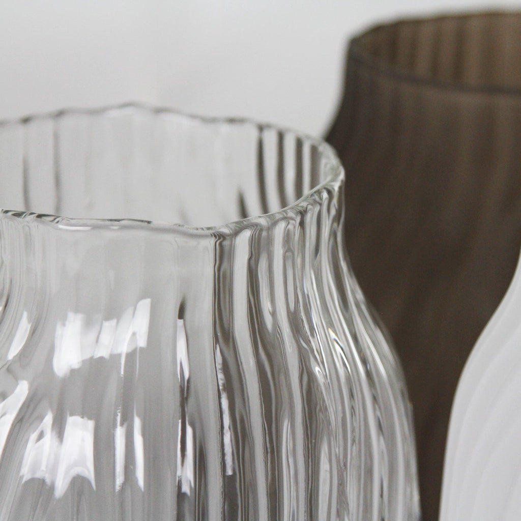 Vase en verre à rayures veinées