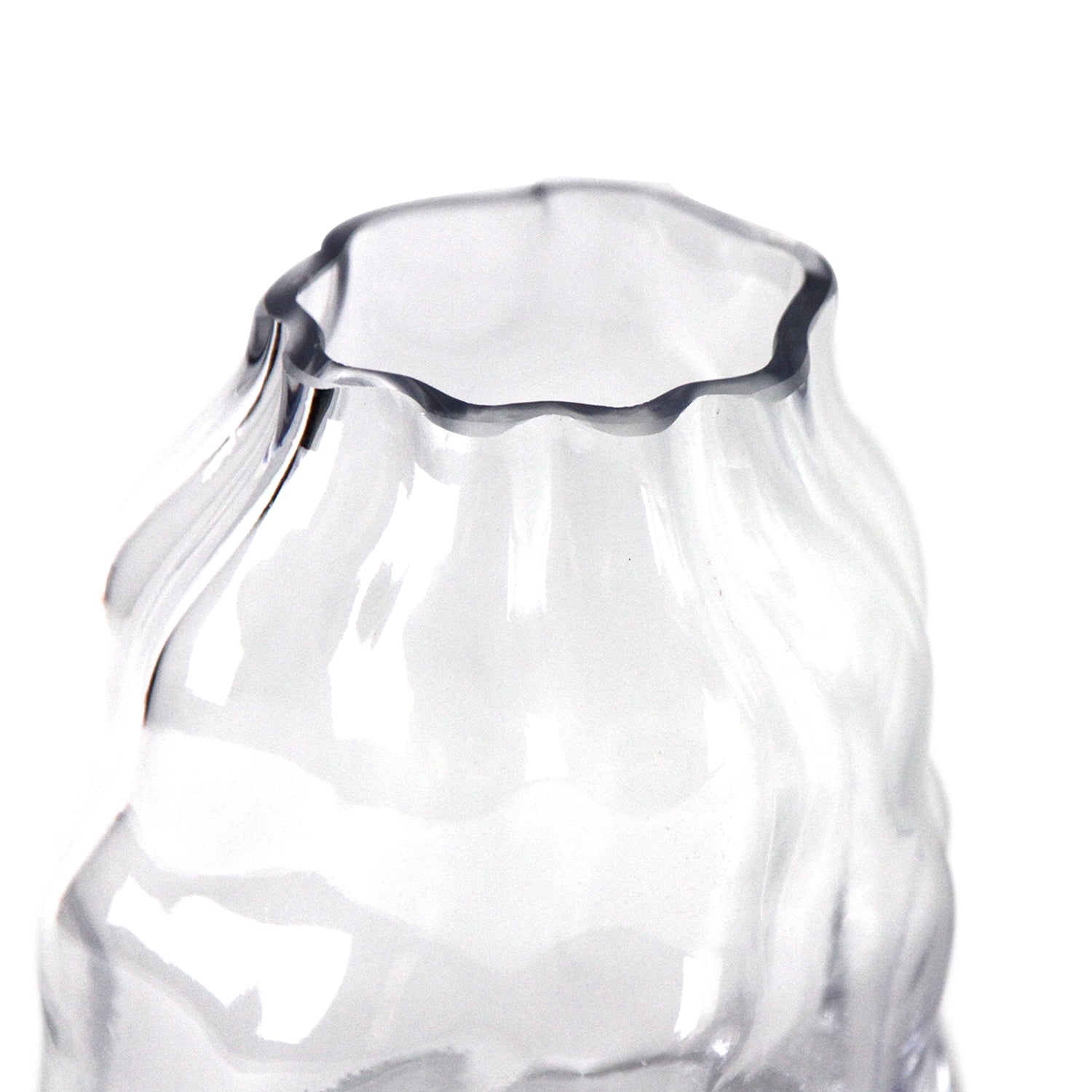 Vase en verre à tour penchée