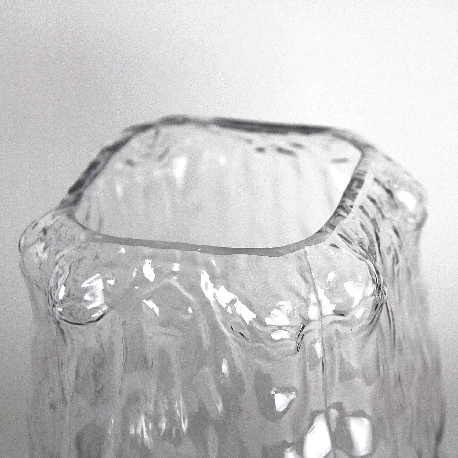 Vase abstrait en verre