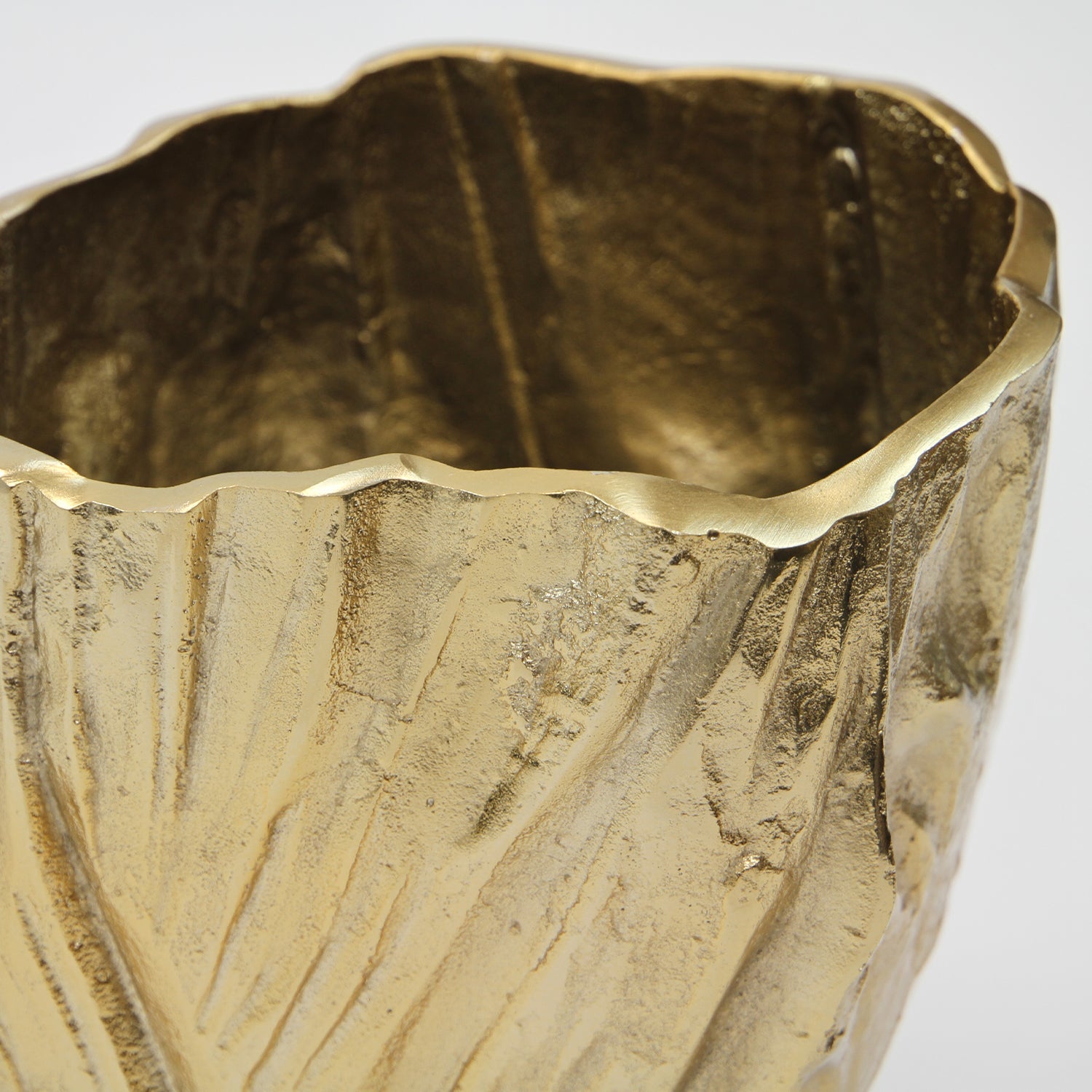 Vase en aluminium à effet doré