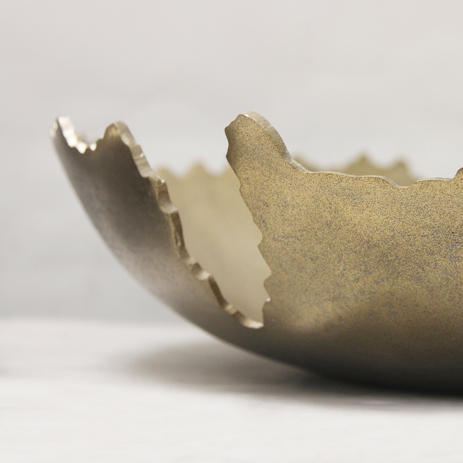 Plat peu profond en métal Pangea