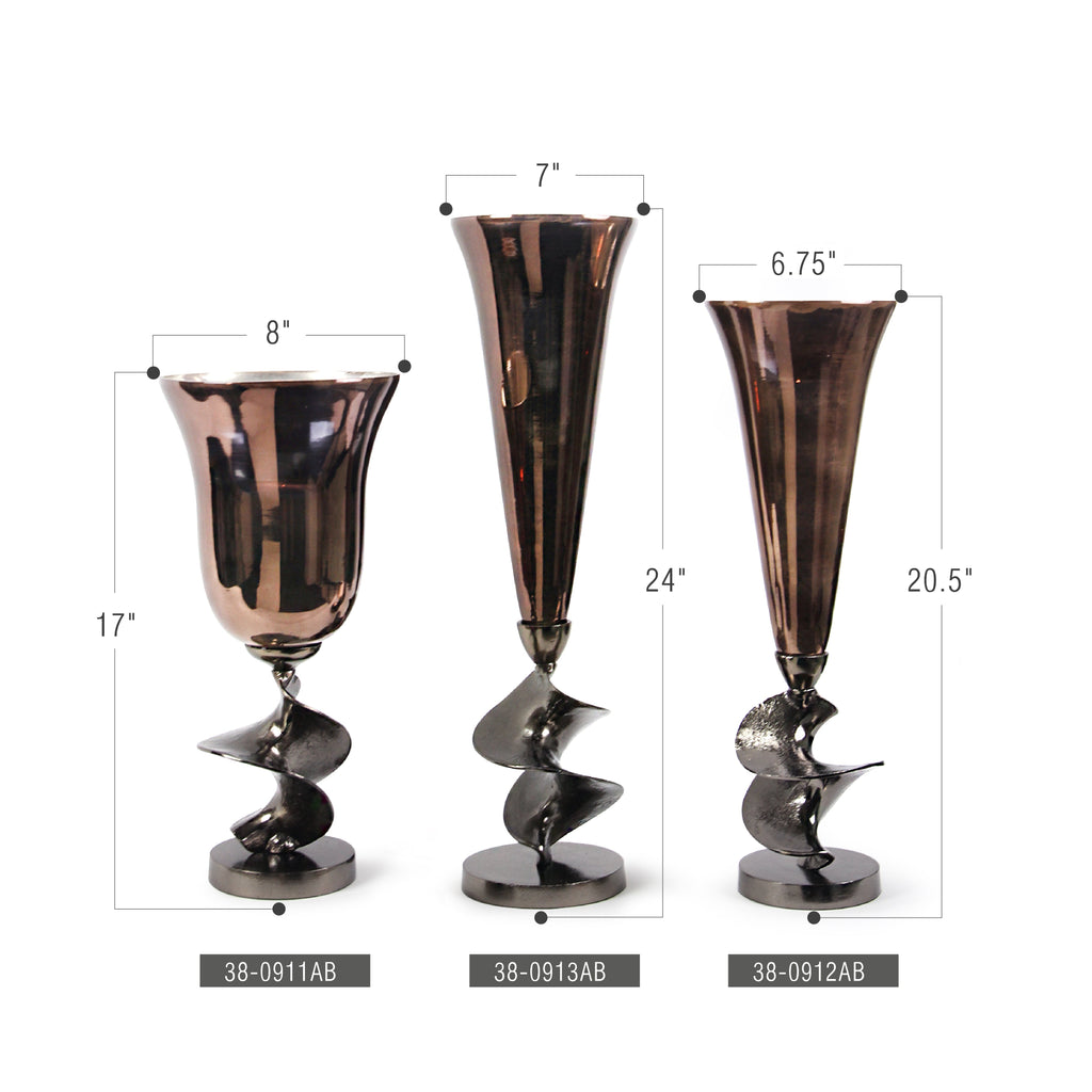 Vase d'exposition Celeste en forme de trompette avec base en aluminium