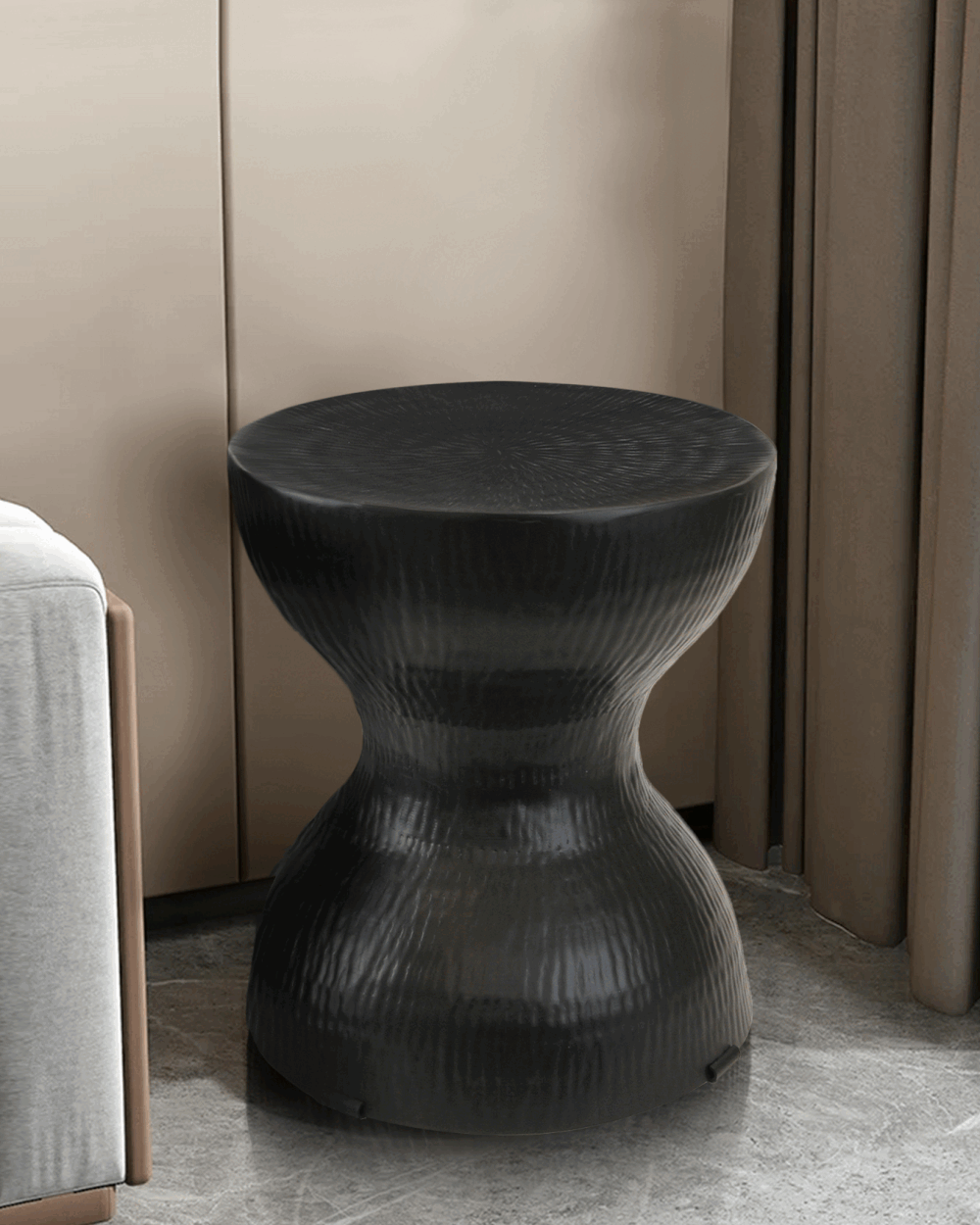 Table d'appoint en aluminium martelé