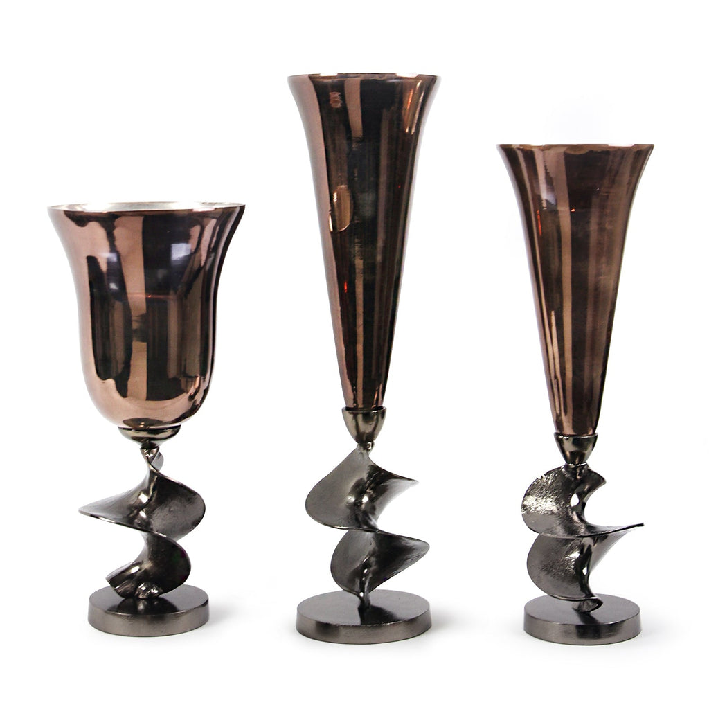 Vase d'exposition Celeste en forme de trompette avec base en aluminium