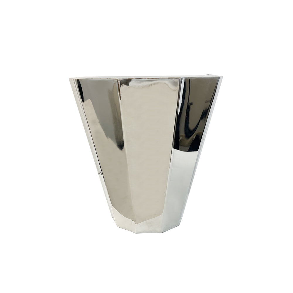 Pot de fleurs géométrique au sol