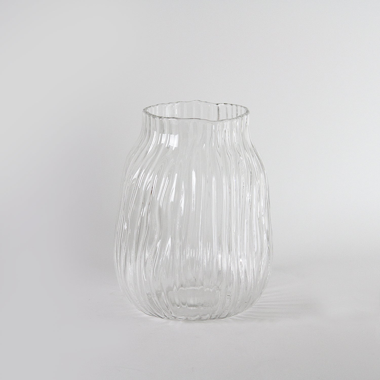 Vase en verre à rayures veinées