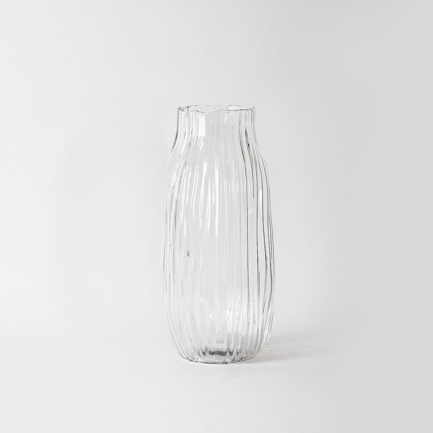 Vase en verre à rayures veinées