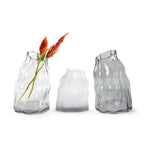 Vase en verre à tour penchée