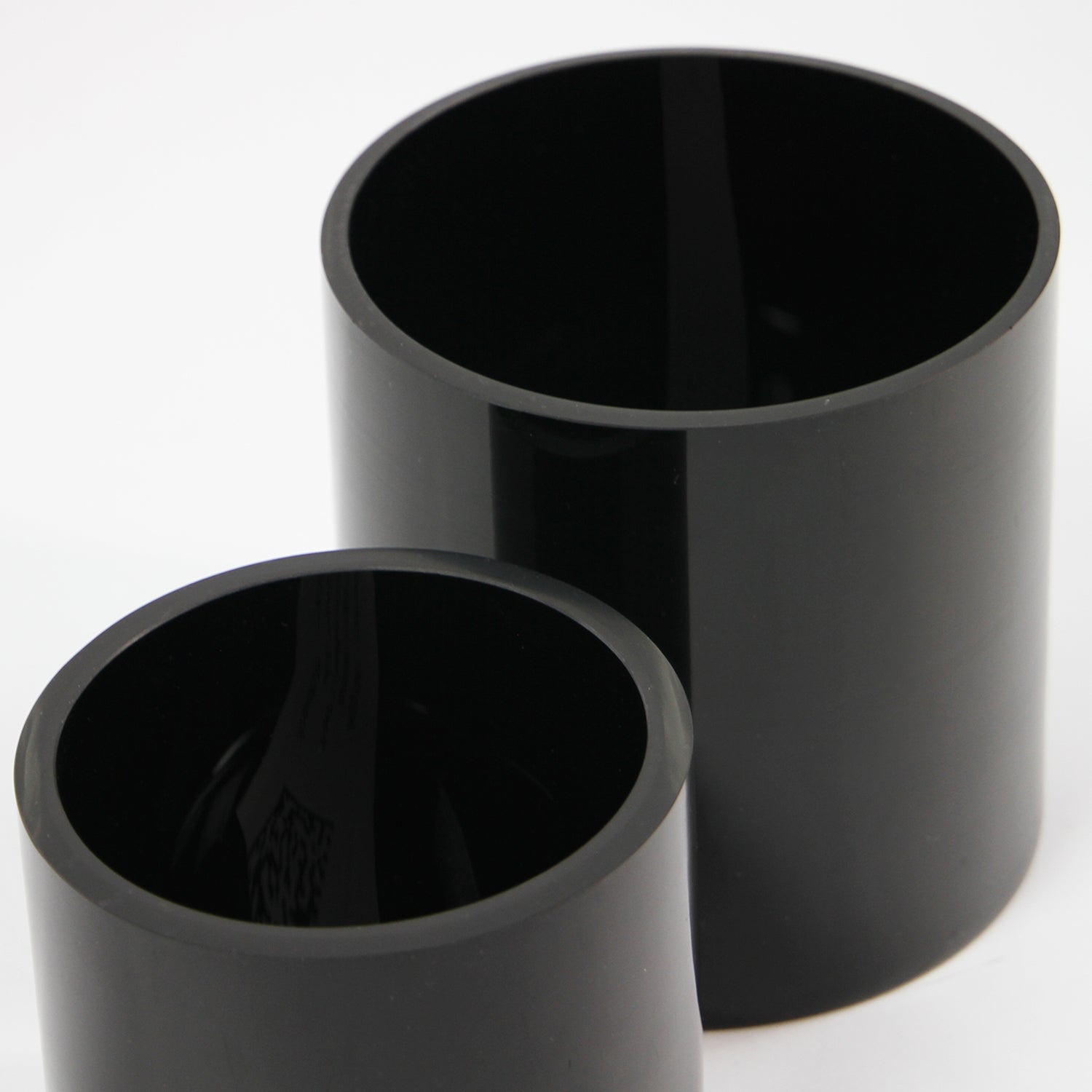 Vase cylindrique en verre noir multicouche